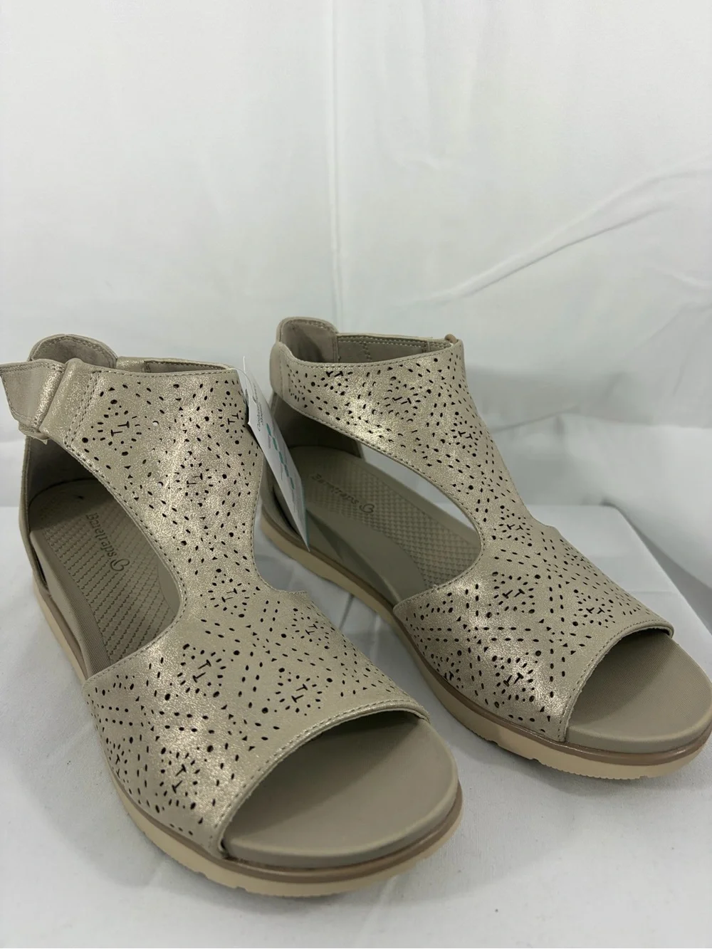 NWT Baretraps Women’s Size 8.5 Metallic Beige Velcro Sandals